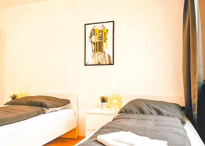 Monteurwohnung Mit Balkon Und Wohnzimmer