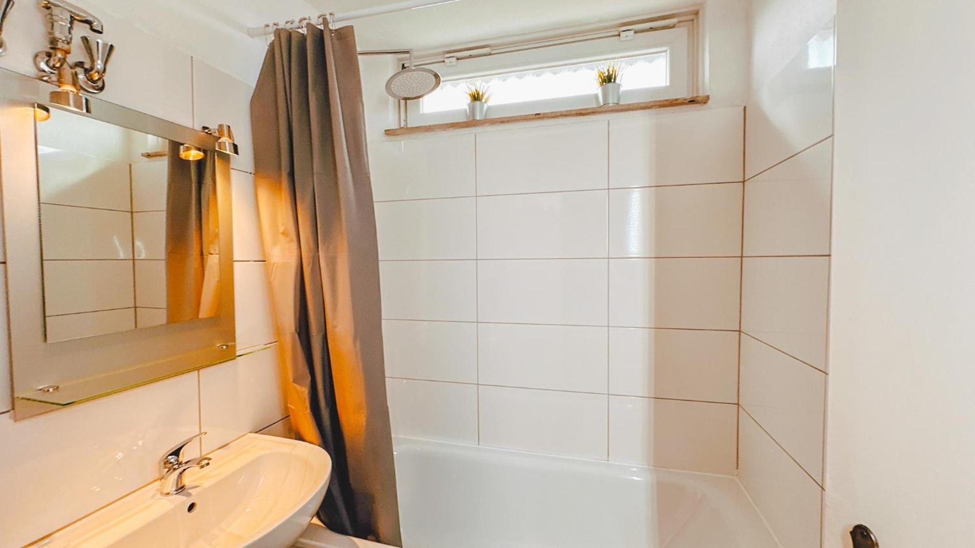 Monteurwohnung Mit Balkon Und Wohnzimmer Apartment *