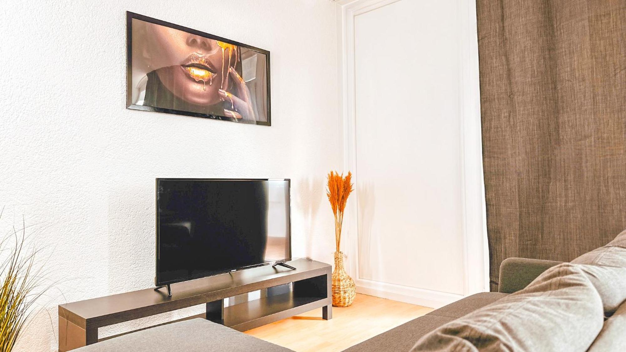 Monteurwohnung Mit Balkon Und Wohnzimmer